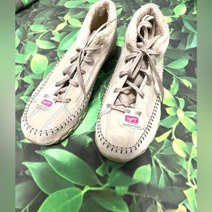 NWT Skechers Relaxed Fit Women’s Leather Shoes Size 8 Tan Memory Foam